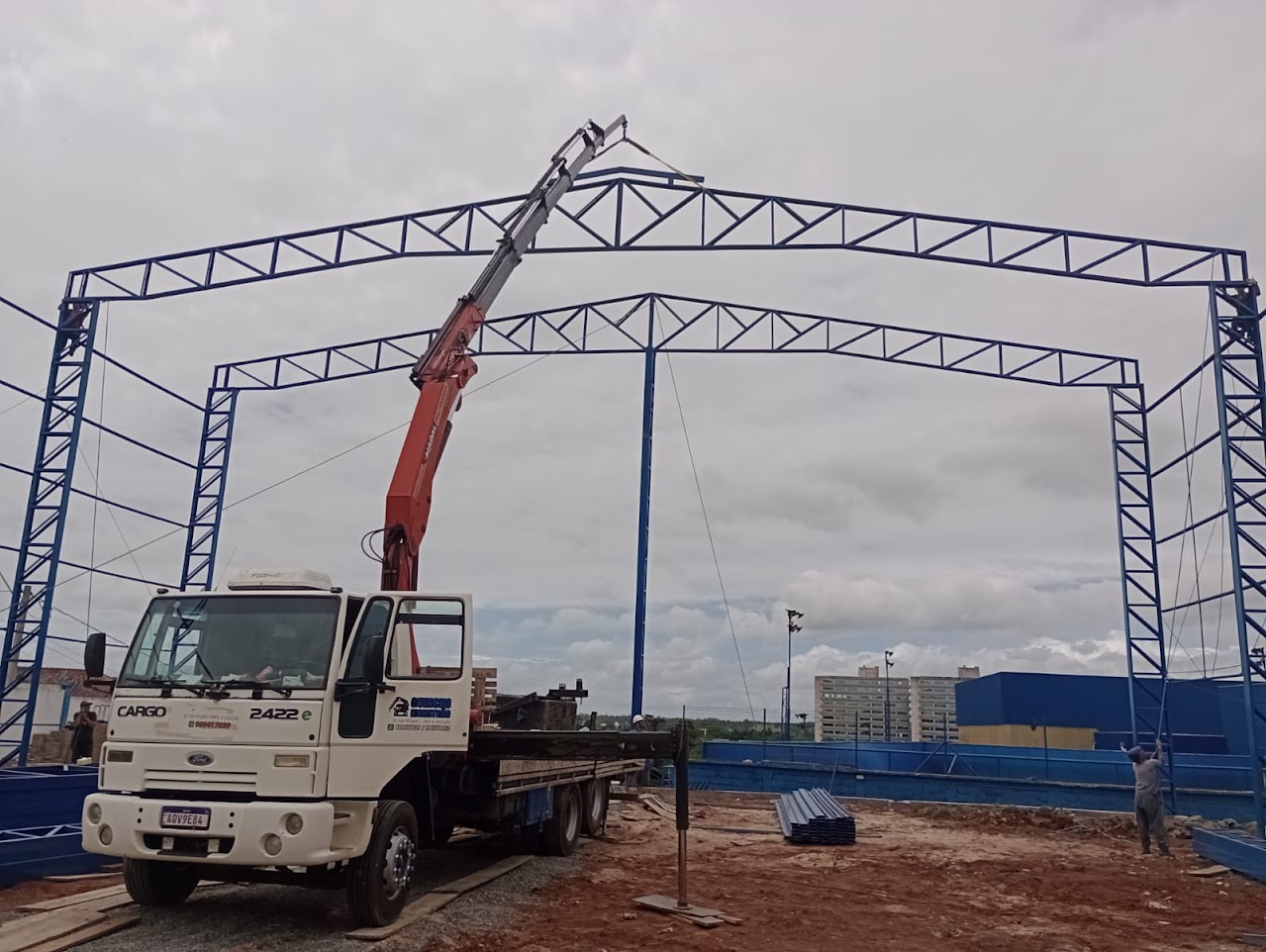 Equipe MK Monstrão com caminhão Munck azul em operação